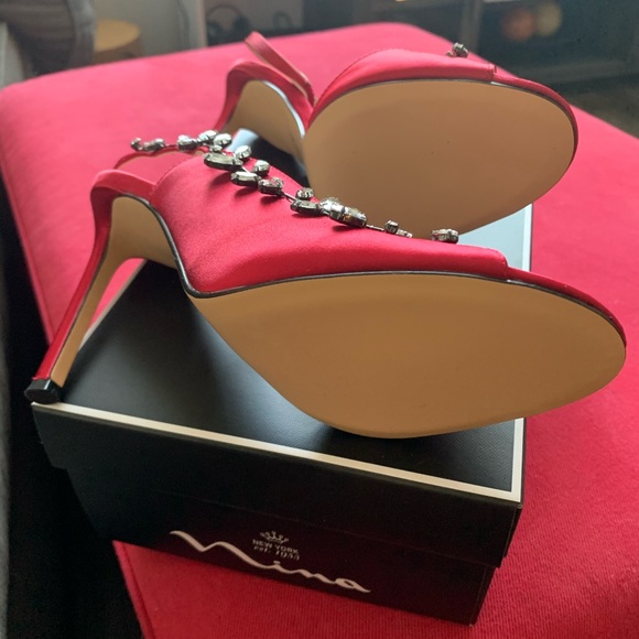 Red Satin pumps - Picture 4 of 4